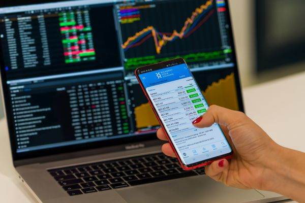 Creşteri uşoare pentru indicii BVB, într-un climat tensionat